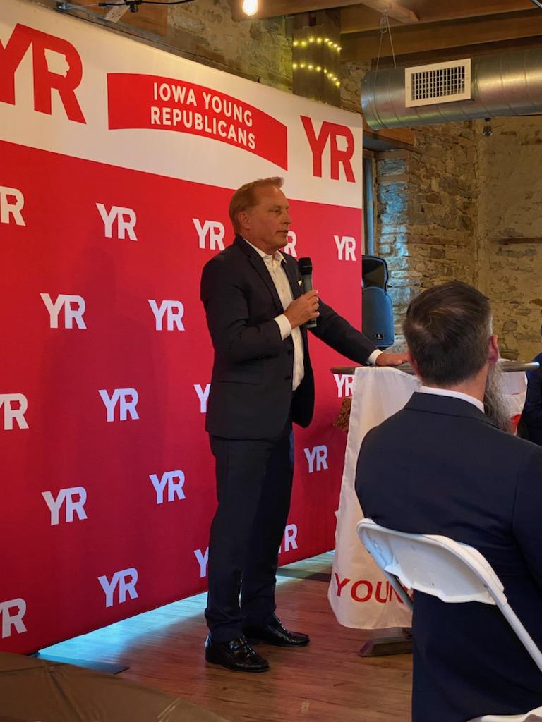 PateforIowa's tweet image. Great event last night with @YoungIowaGOP.  Thank you for letting me be part of it!