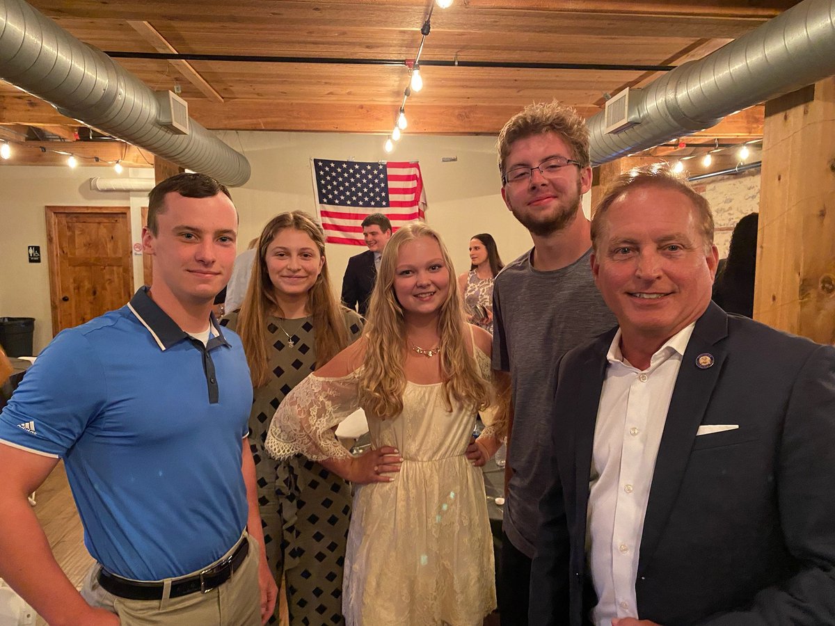 PateforIowa's tweet image. Great event last night with @YoungIowaGOP.  Thank you for letting me be part of it!