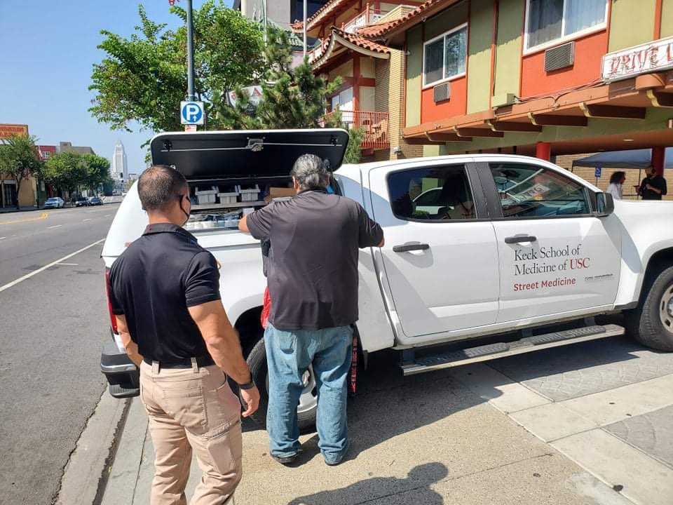 sydneykamlager's tweet image. Today, I was in the passenger seat watching @keckmedusc treat infections and just offer compassion to folks in Skid Row, Lincoln Heights &amp;amp; #ProjectRoomkey.

Being committed to “meeting people where they are”...also means the streets!! We gotta get #AB369 👉🏾law.