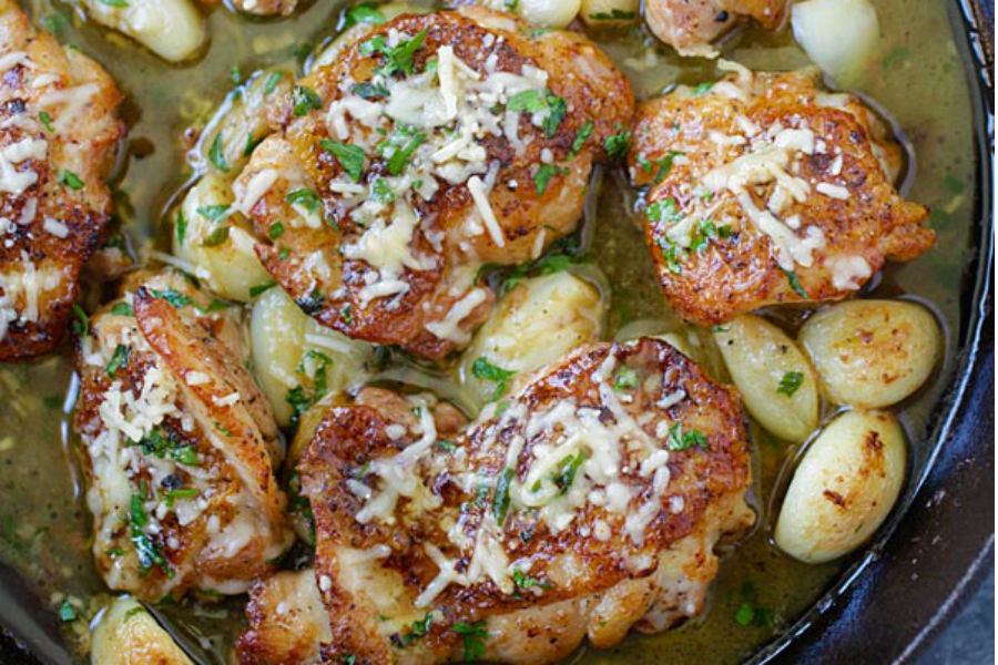 Pollo🐔 con ajo, mantequilla y queso parmesano. Ideal para cuando no quieres cocinar nada complicado😉 ow.ly/ojHk50FM2BI