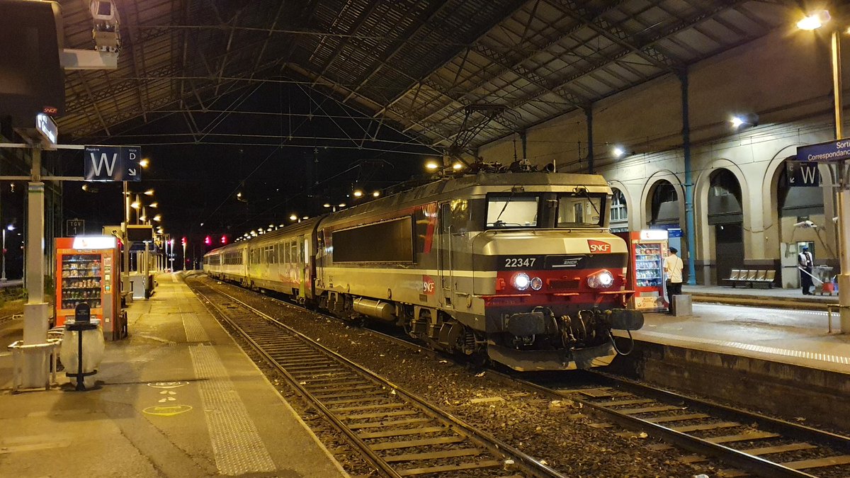 Max_Rmx0769's tweet photo. Après quelques manoeuvres le #MiniBri du jour conduit par la #TeamPortoiz est prêt pour sa partie finale entre Lyon Perrache et Modane. En tête la célèbre BB 22347 est venue se degourdir les essieux https://t.co/D5rWvDa8tZ