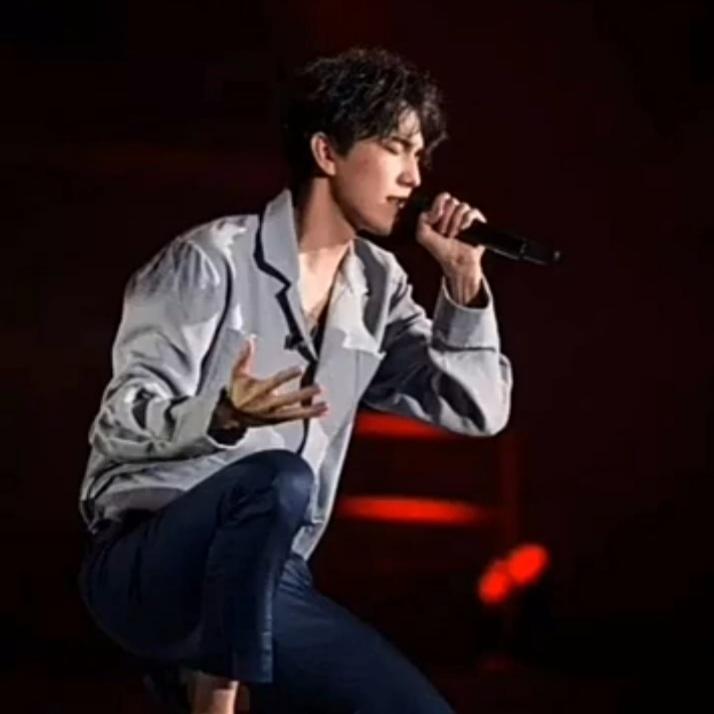 Mari39768342's tweet photo. @TopTenOfficial #ARTISTADELMES @dimash_official #DIMASH 57 https://t.co/vdoqbZcoTL