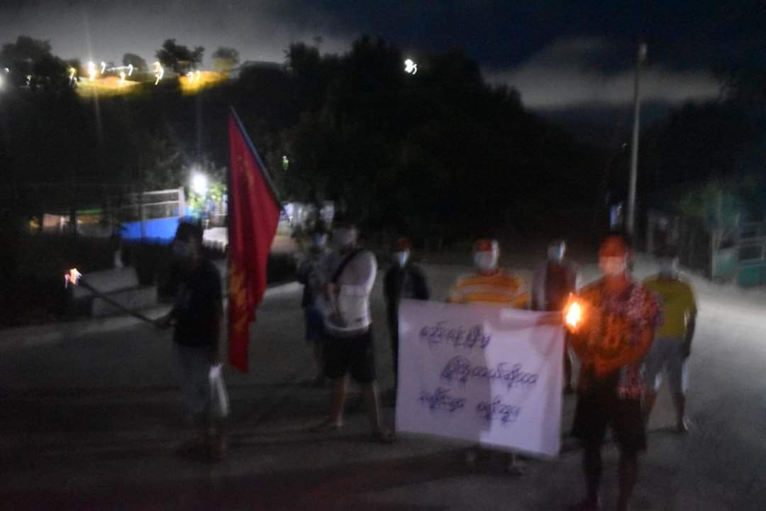 HMocole's tweet photo. Dawn Strike led by the residents from #AyeMyaTharYar ward, Hpakant Township marched and staged to overthrow the military dictatorship in this early morning.

#Aug7Coup 
#WhatsHappeningInMyanmar https://t.co/y76JQDVvDL