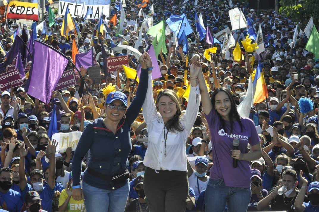 anyelithetc's tweet photo. Tenemos confianza en la ruta electoral, en el diálogo como herramienta de cambio y tenemos confianza en @HenriFalconLara para recuperar la gobernación de Lara🇻🇪✅
.
La Alianza Democrática va con todo este #21Nov !!!
.
La capital musical de #Venezuela no tiene miedo!!! #seguimos https://t.co/EAK565DhWN