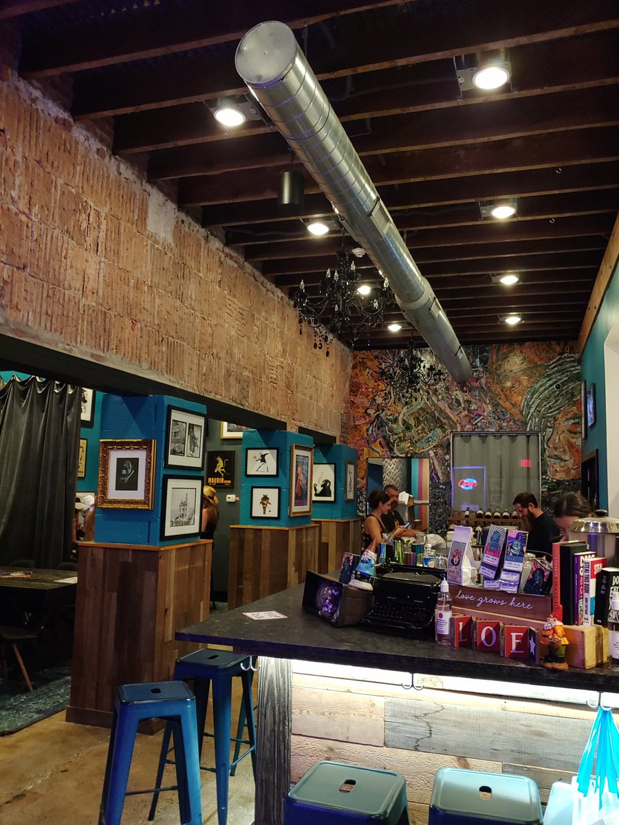 DieHard250's tweet photo. #Bar32 in #AtlanticCity It's a chocolate/dessert bar. Hands down best bar I've been to 🍻 https://t.co/gWUxh78rX5