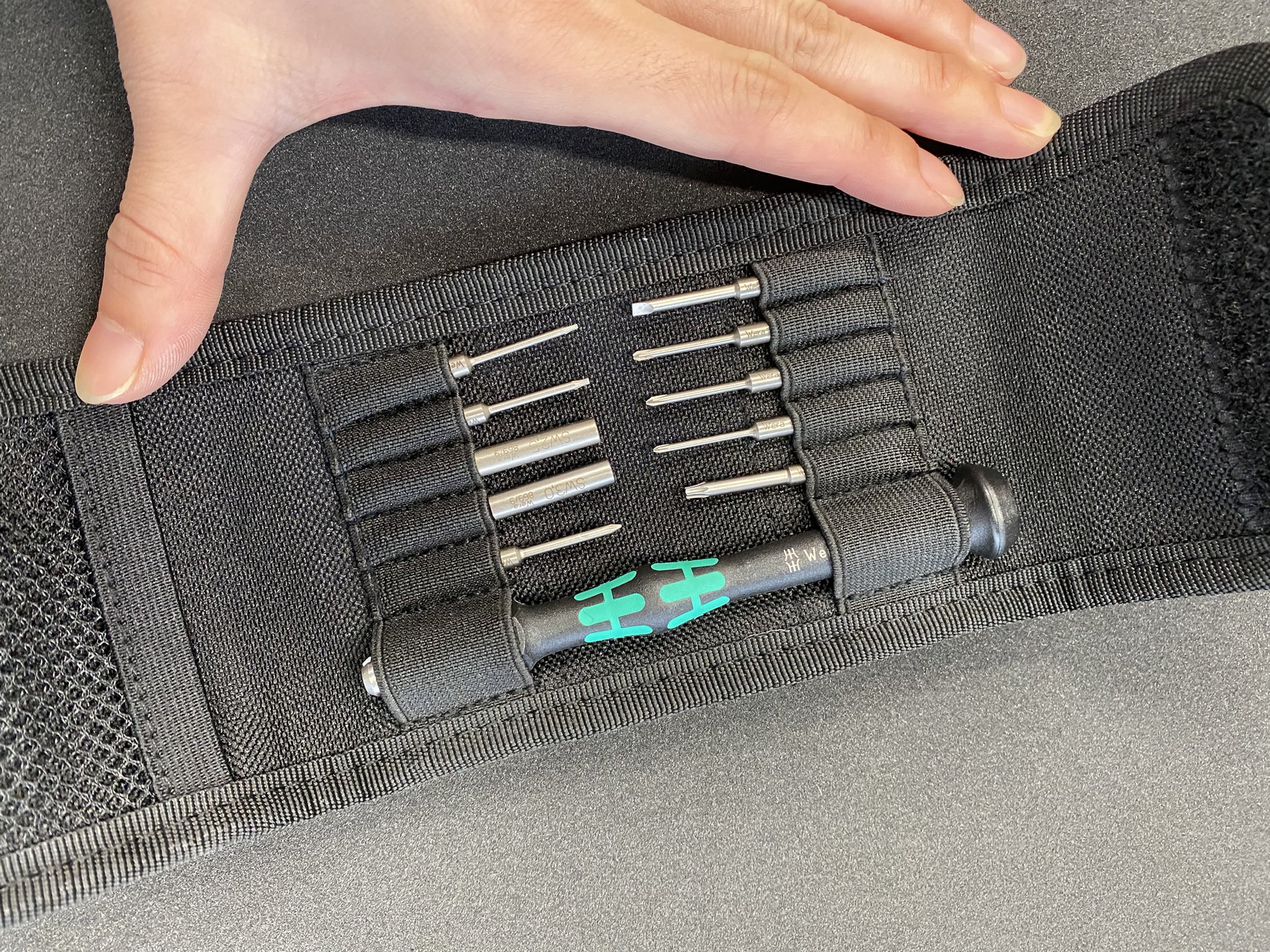 ファクトリーギア横浜246店 またまたグッとくる商品が入ってきました お問合せの多い精密ドライバー 差し替え式です 根元部分を押し上げて先端の脱着をします さすがはwera 相変わらずケースもオシャレー 工具好き 精密ドライバー Wera