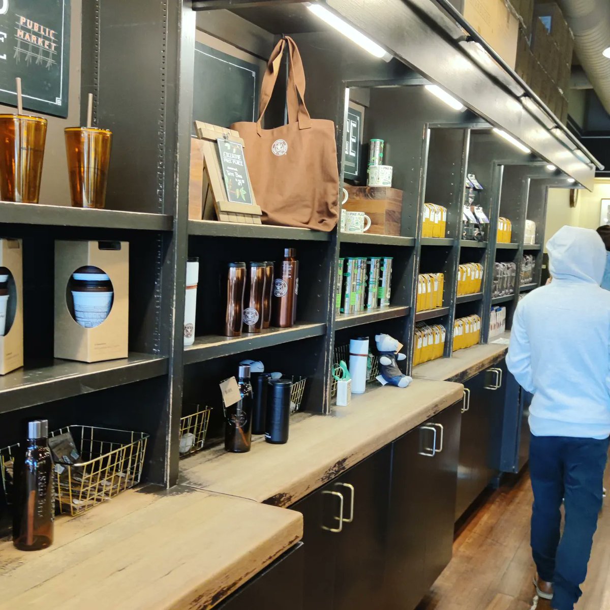 alvaro_aer's tweet photo. El primer Starbucks del mundo, fundado en 1971 aquí en #seattle
#starbucks #firstoriginalstarbucks #firststarbucks #starbukscoffee #originalstarbucks https://t.co/z7K0fada0n