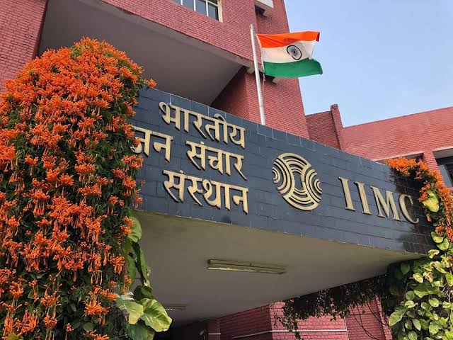AnkitaTirkey19's tweet photo. From months of research, brainstorming, creativity, collaboration, synergy, hard work, & visualisation to the final few minutes of anticipation.
Few minutes to go for the official launch of The Baton'21.
#thebatoniimc #BatMag
@IIMC_India @AnubhutiYadava @ProfSanjay_IIMC https://t.co/EoZxVxxqxk