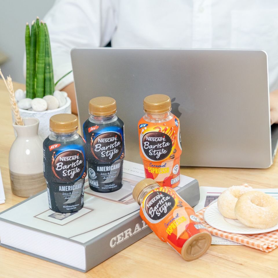 CafeStoryTH's tweet photo. ดื่มอยู่บ้านยังไงให้รสกาแฟสด ฟีลไปคาเฟ่ ☕ #รีวิวNescafeBaristastyle มีรส #CaramelEspresso ขวดส้ม เข้มข้นหอมคาราเมล หรือจะเป็น #Americano ขวดน้ำเงิน เข้มข้นหวานน้อย
#NescafeBaristaStyle #บาริสต้าแนะนํา #บาริสต้าน่ากิน #Baristastyle #น่ากิ๊นน่ากิน #น่ากิน #เนสกาแฟบาริสต้าสไตล์ https://t.co/rhVbu0kyez