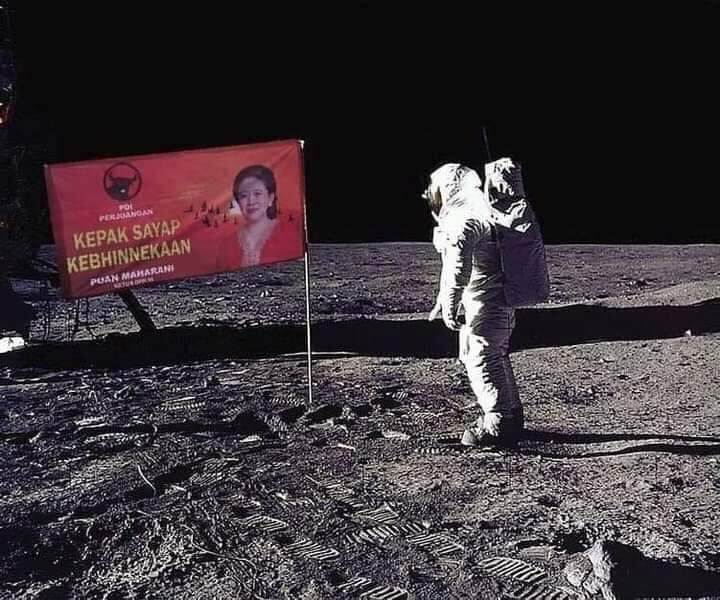 Udah sampe bulan spanduknya