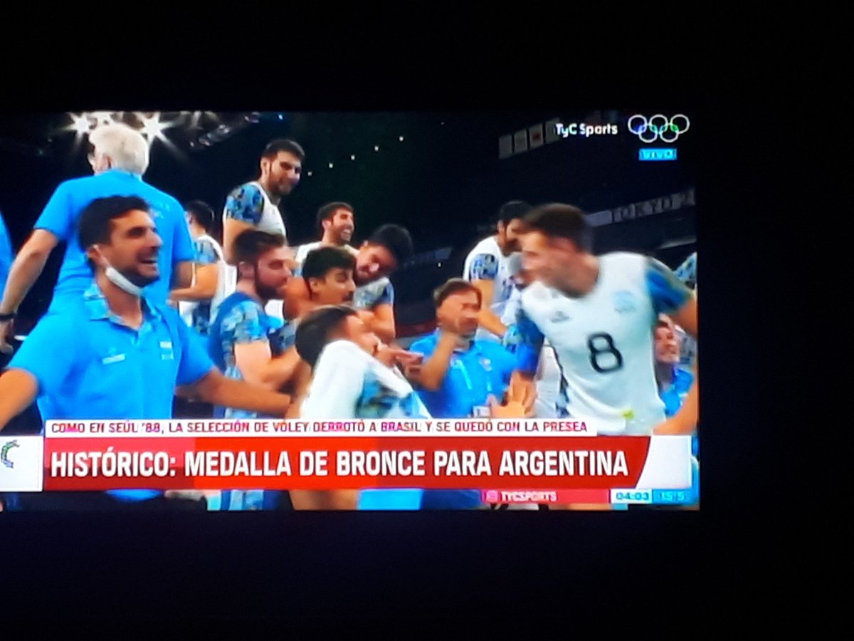 Martin321986's tweet photo. Vamos Argentina lpm #Volleyball #argentinaolimpica #Bronze con huevos, garras y  corazón jugaron terrible partido para un bronce histórico https://t.co/pEvTx8Vpax