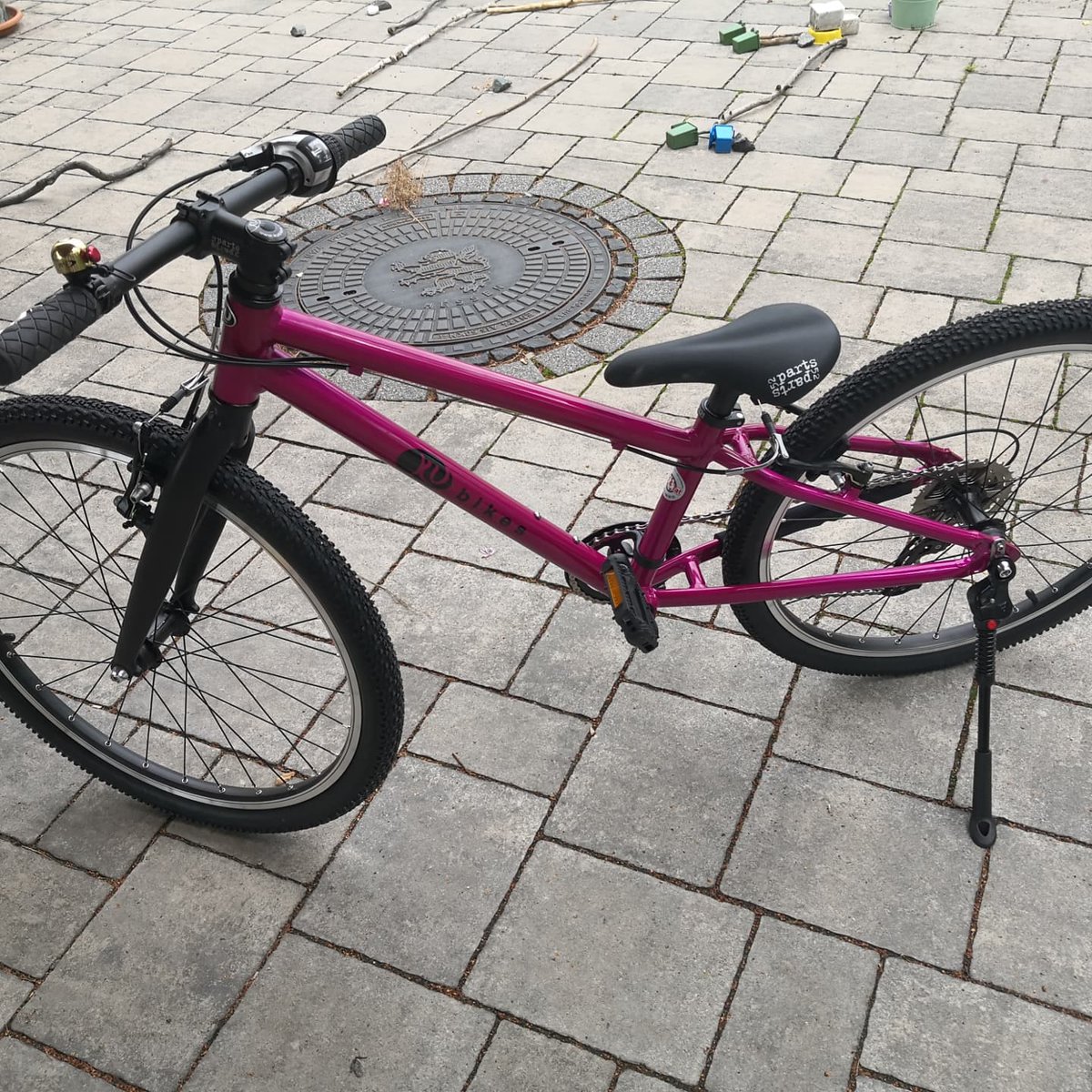 DeHejner's tweet photo. Wir haben eine Größe übersprungen, mein Geldbeutel findet das phantastisch. Wer Interesse an einem 16'' @naloo_bikes in pink hat, darf sich gerne melden.
#TwinDaddy #BikingWithTwins #naloobikes #bike #biking #kubikes https://t.co/pLLWNJLyrW