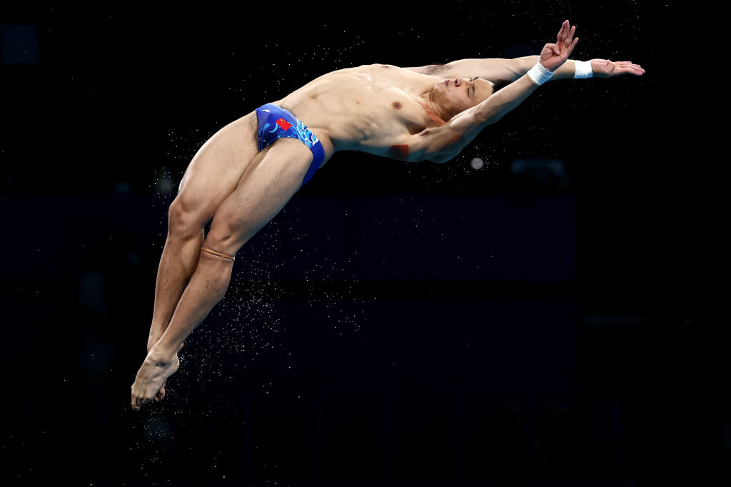 #diving 
#Gold #CHN CAO Yuan is the new Olympic Champion in the Men's 10m event!! 

China (14) overtake USA (13) in the total count of medals  claimed at the #Olympics in this event