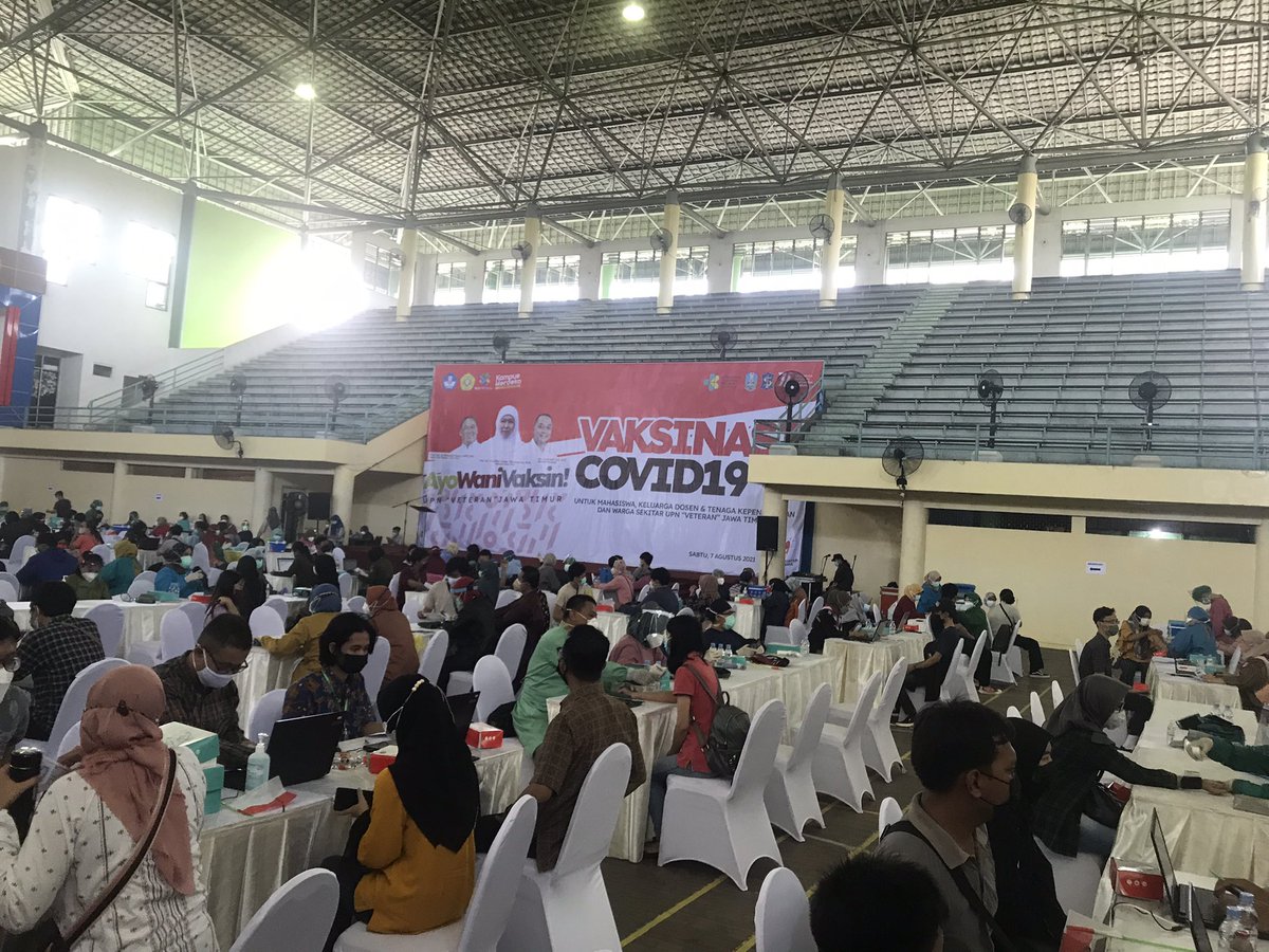 Fajarz's tweet photo. @e100ss pelaksanaan vaksinasi di UPN Rungkut 5.000 peserta lancar tertib https://t.co/5HKaNlFiPT