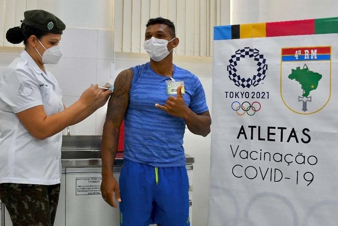 joao_batistajr's tweet photo. Ao contrário de Gabriel Medina, Isaquias Queiroz é ouro. E também escolheu se vacinar. Teve brecha na agenda. https://t.co/2C2A0GMTCT