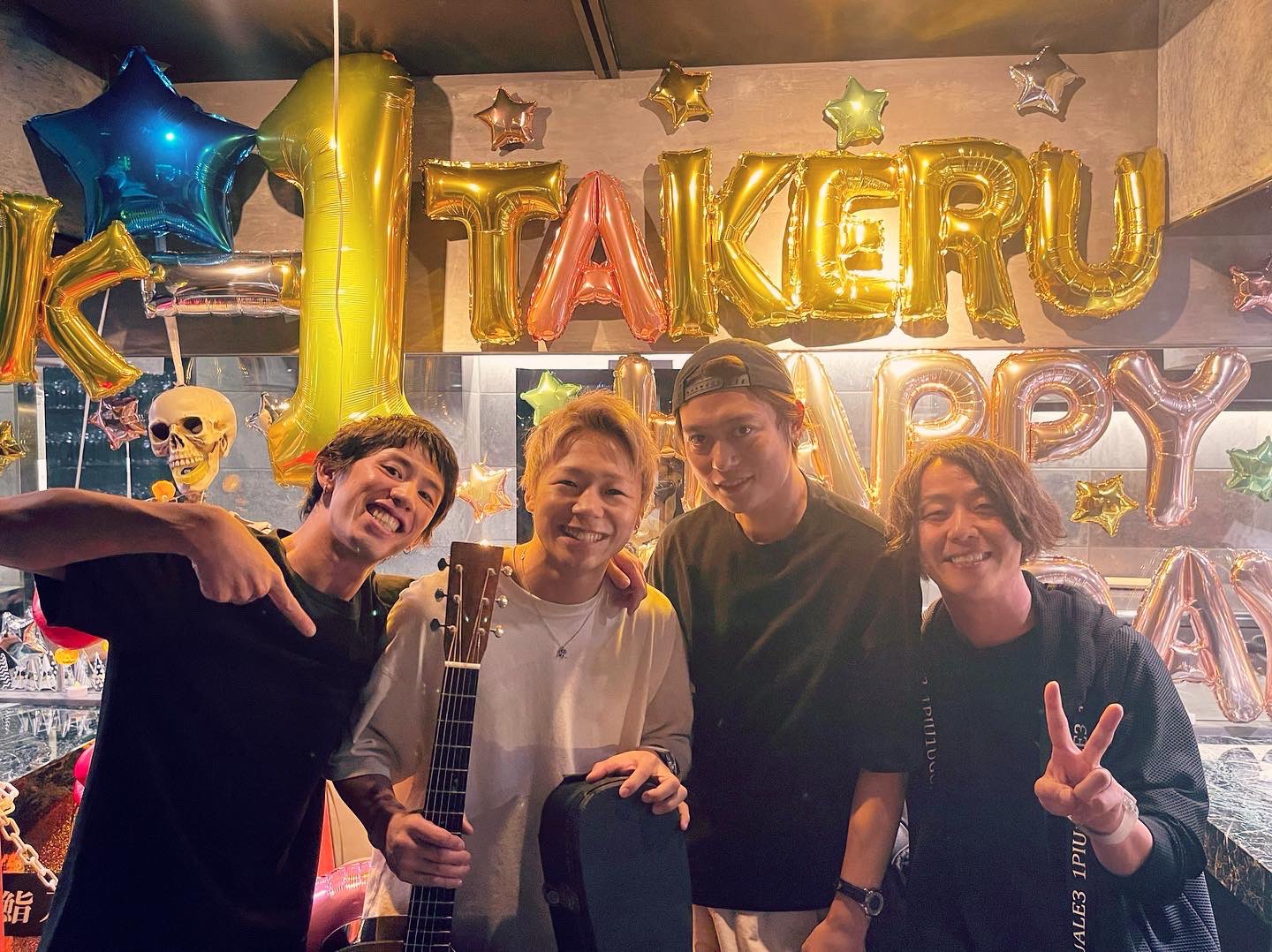 武尊 Takeru 誕生日のお祝いして頂きました プレゼントにサイン入りのビンテージギター 30歳の記念に最高に嬉しい プレゼント 一生大切にします Takaさん Toruさん Tomoyaさん ありがとうございました T Co Nmzmbsnklc Twitter