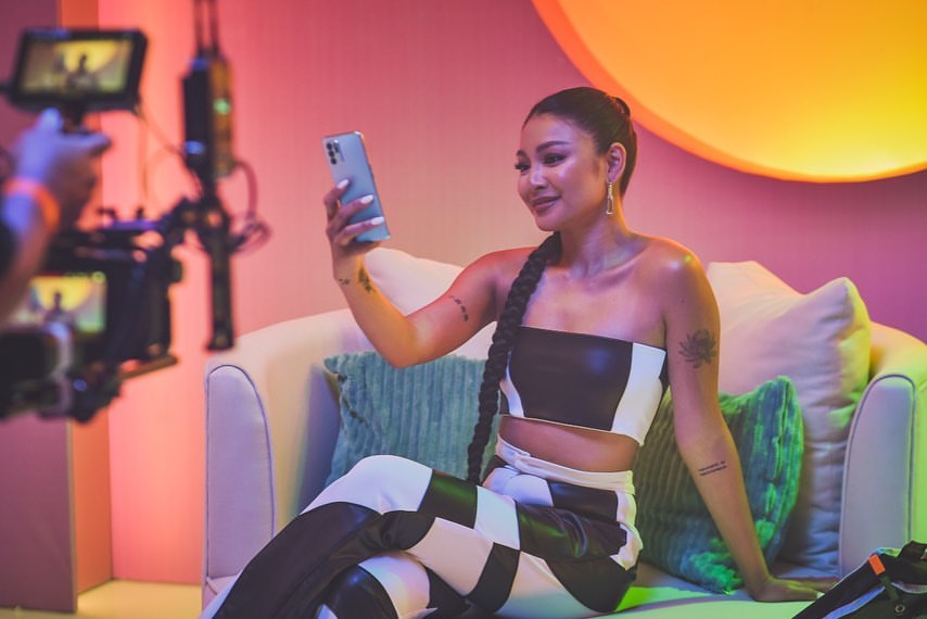 NadineFansHk's tweet photo. We captured #EveryEmotionInPortrait with the new #OPPOReno6 series smartphones with a colorful and feature-packed launch!
#jamesried #nadinelustre #jadine
📷eventscapemanila
JADINE FOR OPPO https://t.co/3wXn4xYzyY