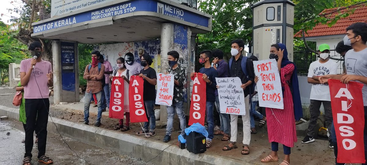 aidsokerala's tweet photo. സിലബസിന്റെ പത്ത് ശതമാനം പോലും ഓണ്ലൈൻ ക്ലാസ്സിലൂടെ ലഭ്യമാകാത്ത സാഹചര്യത്തിൽ പ്ലസ് വൺ പരീക്ഷ റദ്ദാക്കി കൊണ്ട്, പ്ലസ് ടൂ വിൽ കൃത്യമായ അടിസ്ഥാനം ഉറപ്പാക്കി പ്ലസ് ടൂ പരിക്ഷ നടത്തണം എന്നാവശ്യപ്പെട്ടുകൊണ്ട് #AIDSO ഹൈ കോടതി ജംഗ്ഷനിൽ സംഘടിപ്പിച്ച പ്രതിഷേധ പരിപാടി. https://t.co/S6ntd88OMH