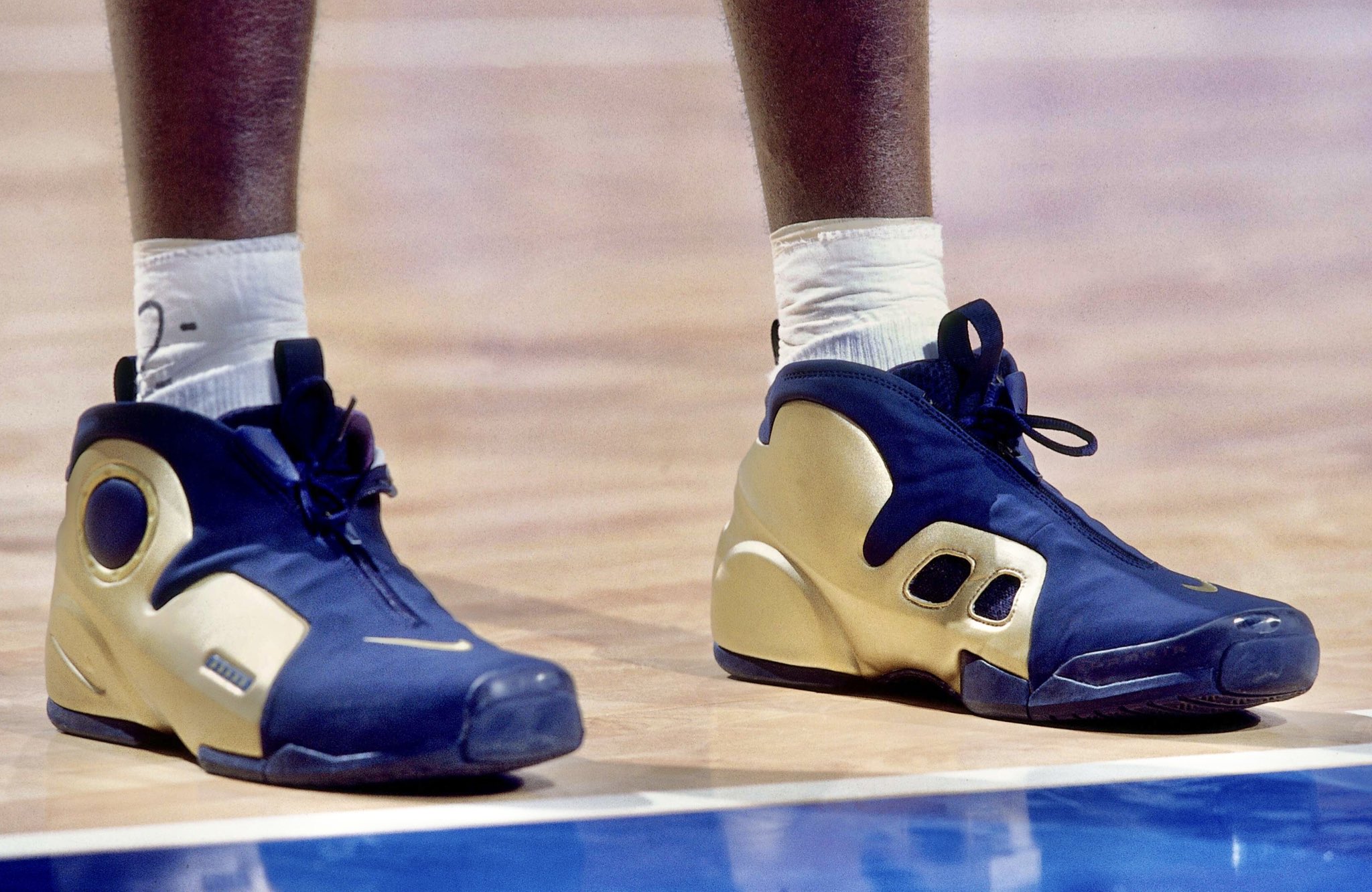 salat Regenerativ Tether Nick DePaula on Twitter: "Kevin Garnett's gold Flightposite 2s for the Gold  Medal game in 2000. Super tough. https://t.co/0wRcWL4WQ1" / X