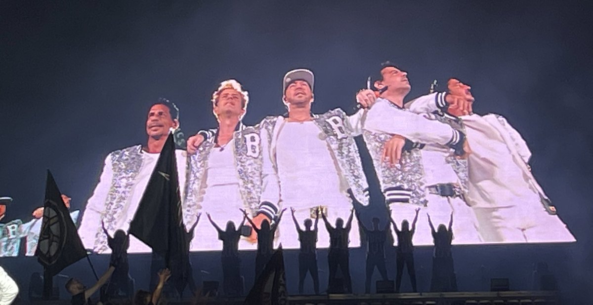 Subee121's tweet photo. 5 bad brothers from the Beantown land. @nkotb @DonnieWahlberg @joeymcintyre @dannywood @JonathanRKnight #NKOTBFenway https://t.co/vXzH3wOt53