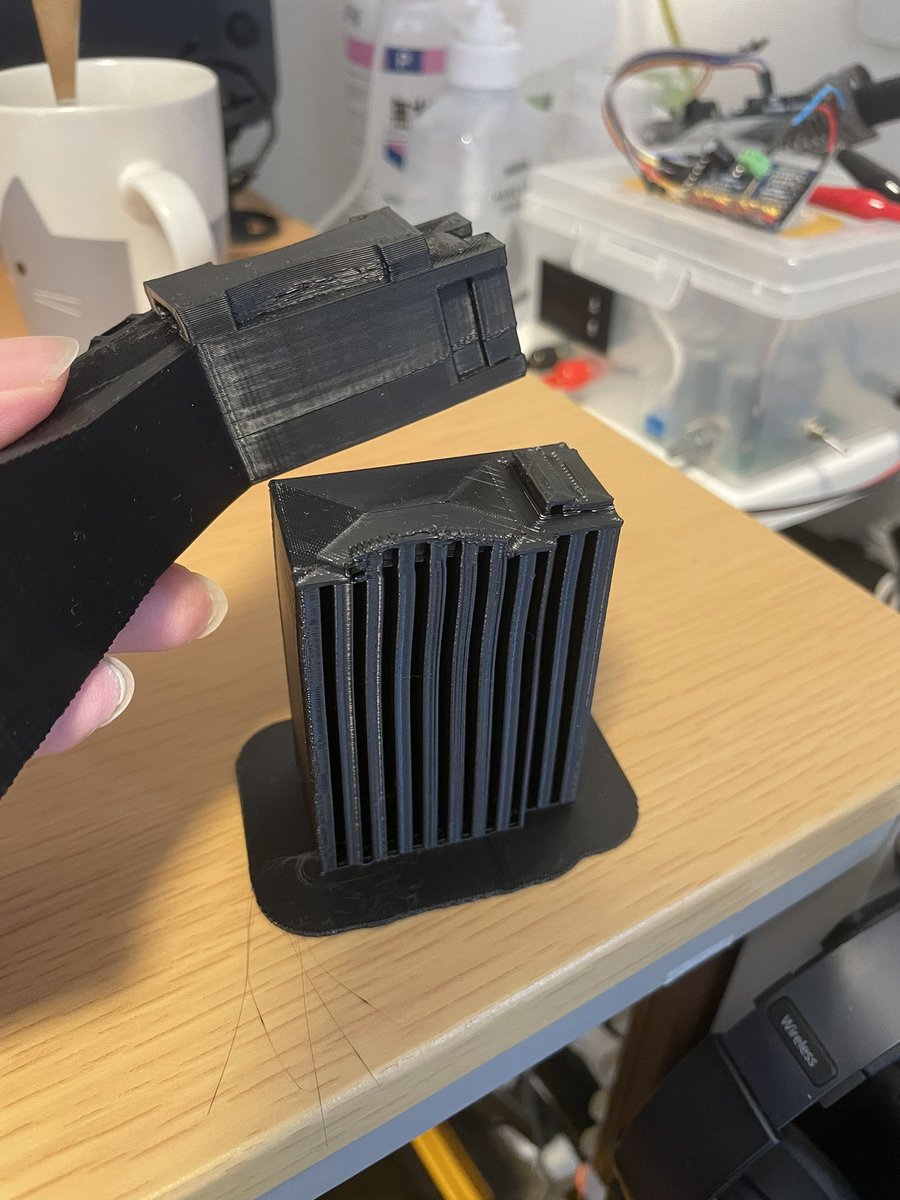 eternalfriend17's tweet image. 脚を印刷した時のサポート材、素手でえいやーって折り曲げの力をかけただけで超綺麗に剥がれて感動した

#Rospider
#felixpro2