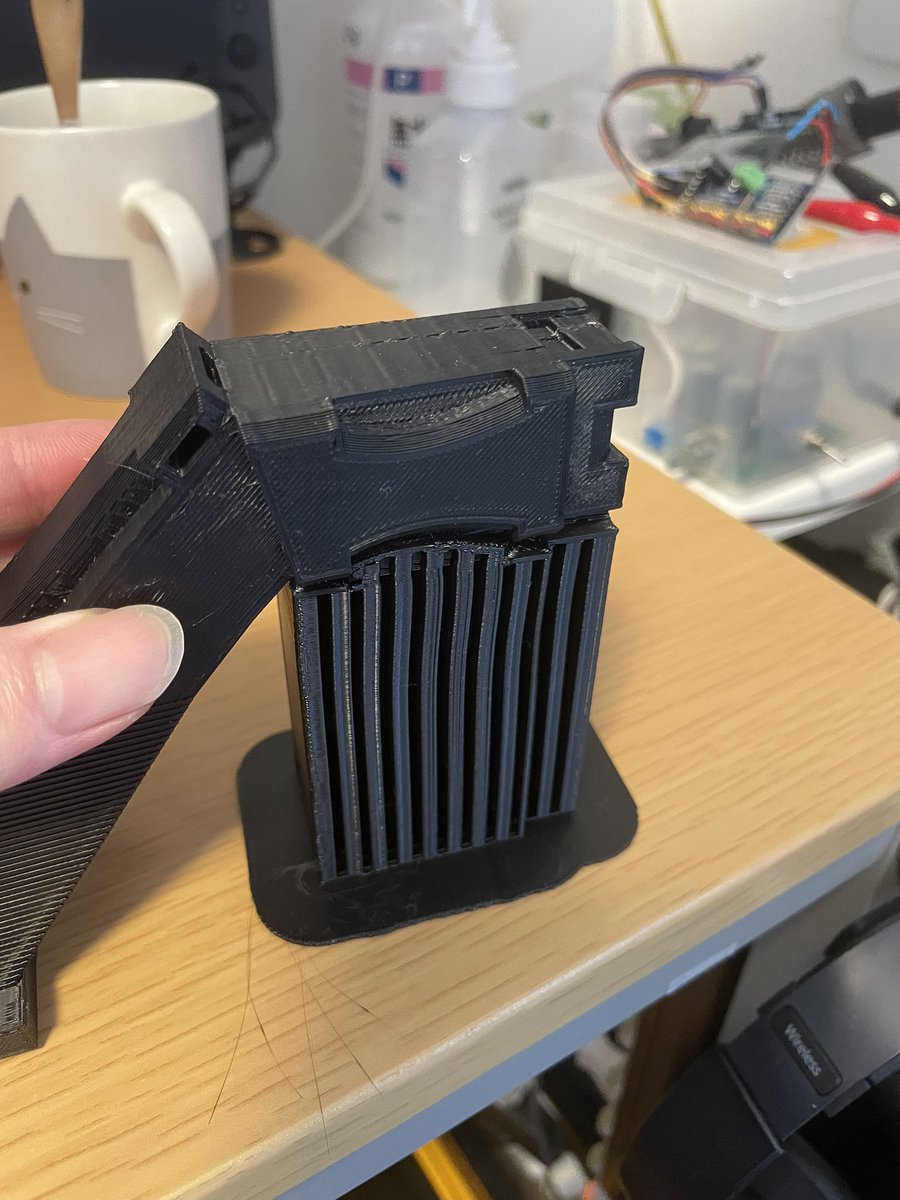 eternalfriend17's tweet image. 脚を印刷した時のサポート材、素手でえいやーって折り曲げの力をかけただけで超綺麗に剥がれて感動した

#Rospider
#felixpro2