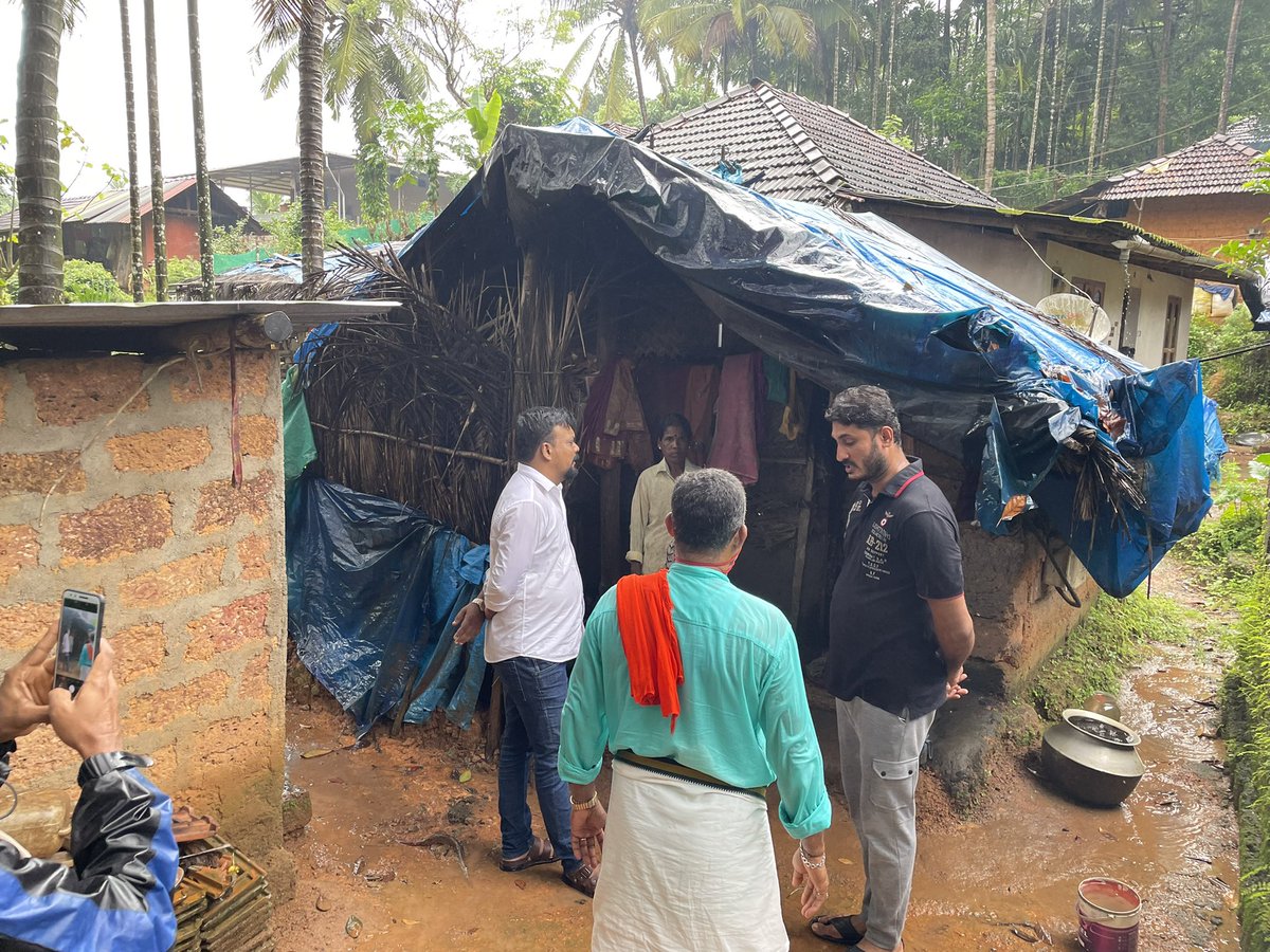 mvmeet's tweet photo. I visited the huts of these poor Hindus and I literally had tears looking at their condition

Look at the floor of their house which is made up of mud

Even if there is slight rain, the mud floor gets slippery! (1/4) https://t.co/3qFuUZGh49