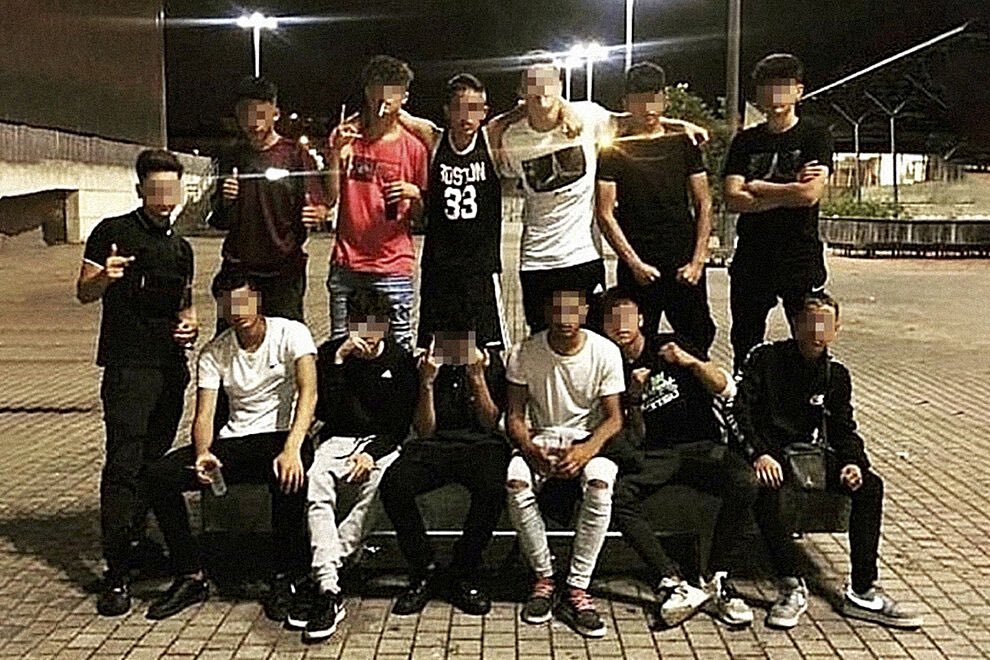 Manada pixelada 20 contra 1.
Los más valientes.
Tres años de agresiones en la zona. La policía lo sabía. 
Pero no se actuó.
Debe ser el Sistema.
Si se hubiera actuado antes y no después, a lo mejor Alex no estaría en coma. 
Todo se olvidará.Y hasta la próxima. 
Así es el Sistema.