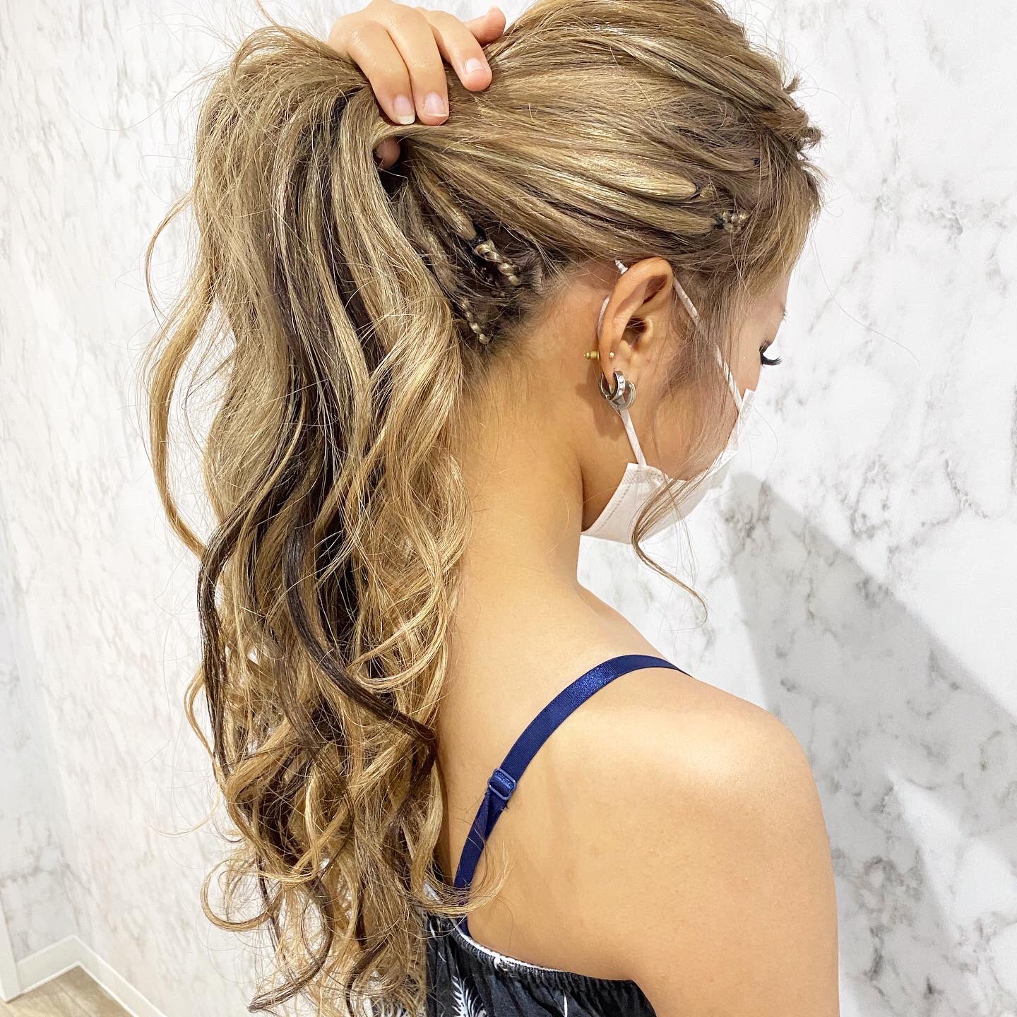 あるじゃんすー静岡店 カラー エクステ専門店 V Twitter 編み込みエクステ 編み込みだと下の毛を残さずに取り付けるので 高い位置でもアップできちゃいます あとはボリュームがでるのでボリュームがほしい方にもオススメです エクステ あるじゃんすー