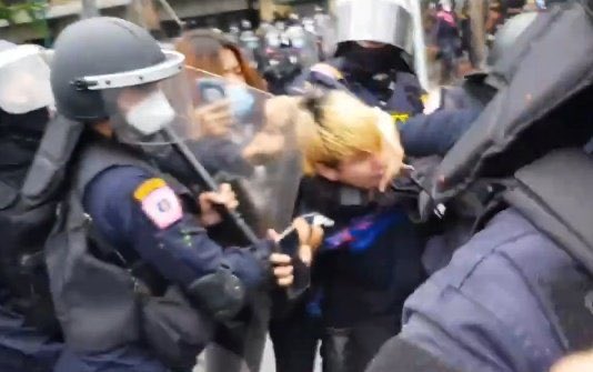 mynameis_namooo's tweet image. ละอายใจกับสิ่งที่ทำบ้างมั้ย ถ้าจะทำกันขนาดนี้ก็ทุบมันทิ้งซะเถอะรูปปั้นอ่ะ เห็นเเล้วมันทุเรดลูกกะตาน่าสมเพช #ม็อบ7สิงหา #คณะราษเปซ #ม็อบต้องการคนตาย