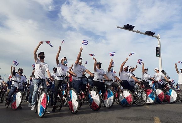 En #MiCuba caravana por la paz, el amor y la solidaridad.  #ACubaPonleCorazon, #SomosContinuidad <a href="/aldis_joan1/">Aldis Joan Abreu Medina</a>, <a href="/AnaMarys8/">Ana Marys</a>, <a href="/frankalaincastr/">Frank Alain Castro Sierra</a> , <a href="/ysegura88/">Yordani Cruz Segura</a>