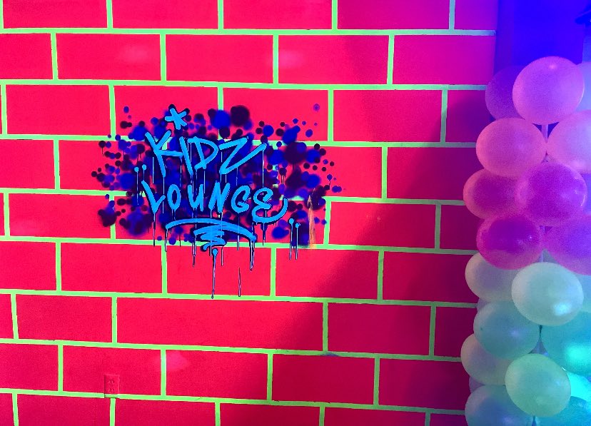Kidz_Lounge's tweet photo. Have you seen our iconic Kidz Lounge sign in the Glow Room? If you didn’t, check out our party packages that ALL include of time in The Glow Room. The Glow Room has a dance floor, 2 foosball tables, air hockey table, Wii U, Xbox One, and PlayStation 4🥳🎮

https://t.co/GYRVbPBj28 https://t.co/GsINoQgcfC