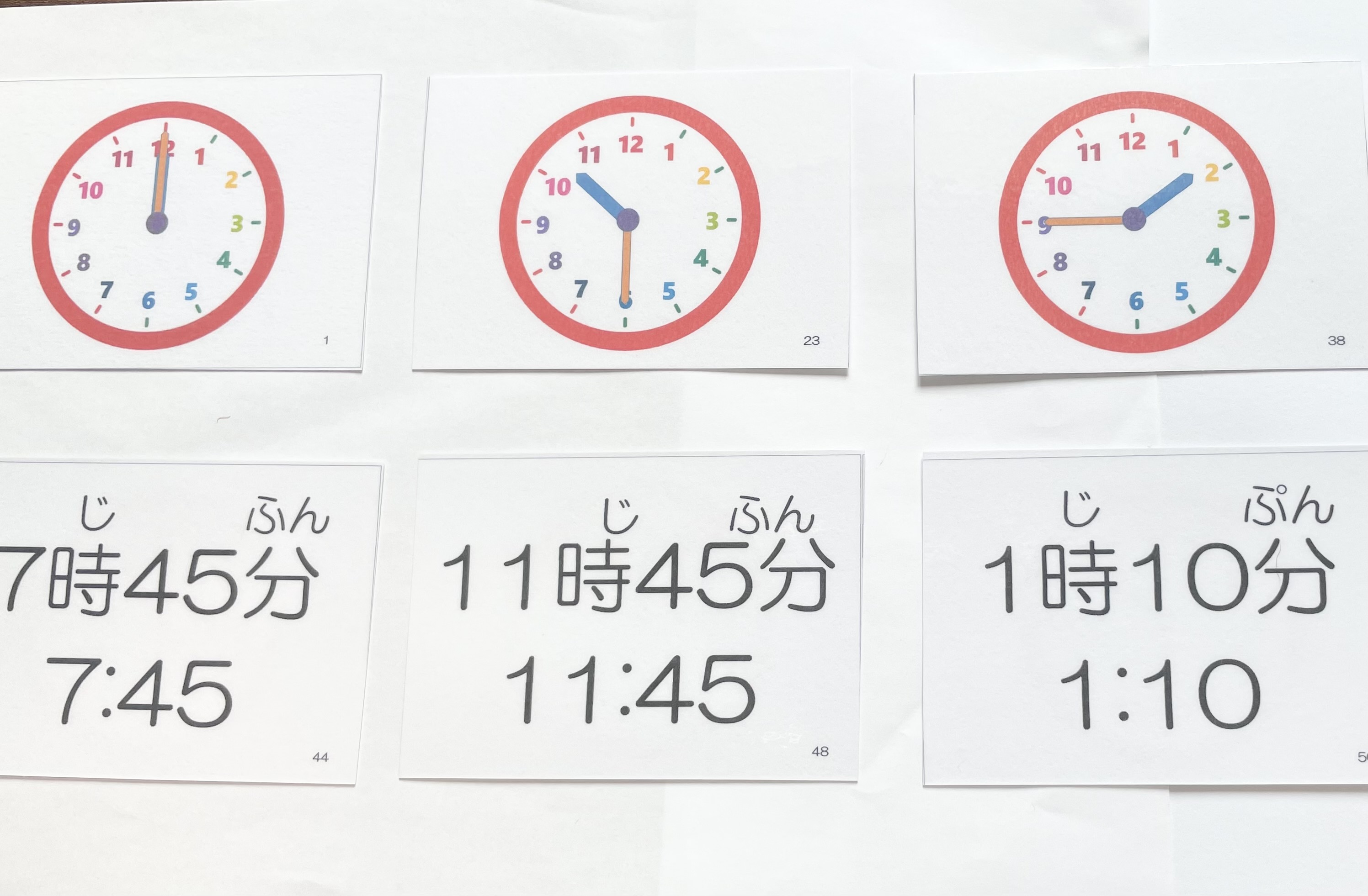 Npo法人ど あっぷ フラッシュカード第11弾 時計の読み方 小学校 算数 時計の読み方 小学2年 で習うと聞いたのですが 算数の 授業で習うんですかね カラフルな時計でちょうどの時間 30分 15分 45分など 60通りのカードです T Co