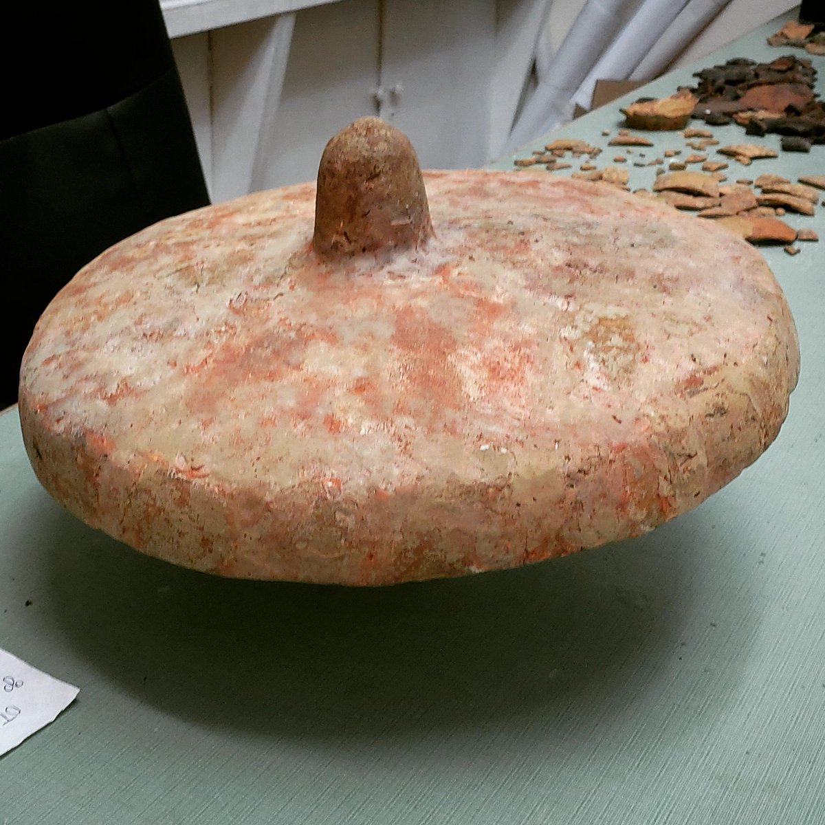 AleksxAY's tweet photo. Simple chalcolithic unburned ceramic lid. It has red ochre on the outside and the rim inside #archaeology #archaeologist #archaeological #archaelogylife #ceramic #vessel #heritage #clayart  #clay #restoration #bulgaria #lovemyjob #prehistory #考古学家  #考古学 #恢复主义者 #陶瓷 https://t.co/n014KHqXbw