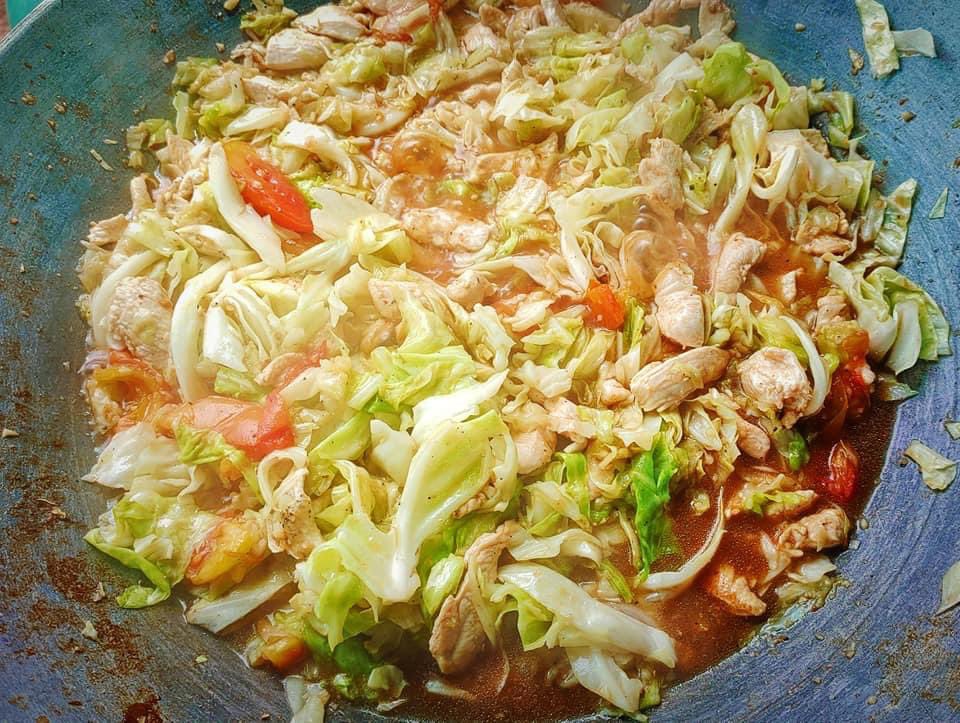 ChatchanopN's tweet photo. วันนี้ลงมือทำแกงป่าไก่ (เน้นกระชาย)และ ผัดกะหล่ำปลีไก่ เเบบวินเทจหน่อย☺️เมนูสำหรับชุมชน

อาทิตย์ หน้า จะมีข้าวมันไก่ และ ข้าวหน้าไก่ห้าเเยกพลับพลาไชย เพื่อส่งถึงบ้านผู้ป่วยโควิดในชุมชนครับ..

หายป่วยไวๆ💪เราจะได้กลับมารีบขับเคลื่อนเศรษฐกิจปากท้องกันต่อ☺️✌️🌈 #โจบางกอกน้อย https://t.co/YGqnXRMpzG