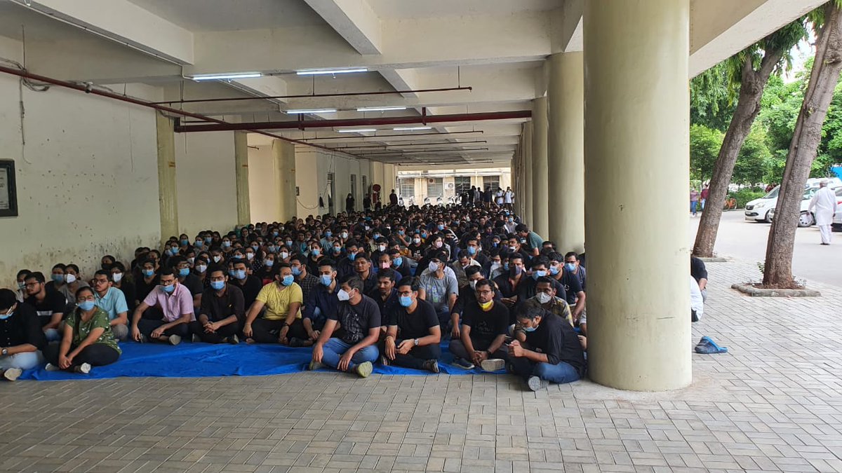 JUNIORDOCTORSA1's tweet photo. Residents in all govt hospital protesting in unity against the injustice met to them. Together we will win whats rightfully ours.
@GujaratJda @GIDA_Official @FordaIndia @FordaIndia @FAIMA_INDIA_ @abpasmitatv @ravishndtv @PMOIndia @UnitedRda @RDAMP_OFFICIAL @rda_rml @kante https://t.co/iEqeqludYN