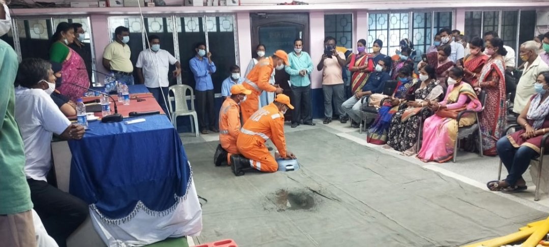 02ndrf's tweet image. #ActOrTrain
#TeamNDRF with #StateAdministration
#TeamNdrf is now in #ActionMode as well #ToTrainMode
#ReliefRescue in #FloodAffectedAreasOfWestBengal as well conducting #CommunityAwarenessProgramme
#ToTrainCommunity
@satyaprad1
@ndmaindia
@NDRFHQ
@PTI_News 
@ANI
@wbdmcd