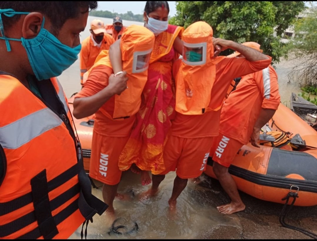 02ndrf's tweet image. #ActOrTrain
#TeamNDRF with #StateAdministration
#TeamNdrf is now in #ActionMode as well #ToTrainMode
#ReliefRescue in #FloodAffectedAreasOfWestBengal as well conducting #CommunityAwarenessProgramme
#ToTrainCommunity
@satyaprad1
@ndmaindia
@NDRFHQ
@PTI_News 
@ANI
@wbdmcd