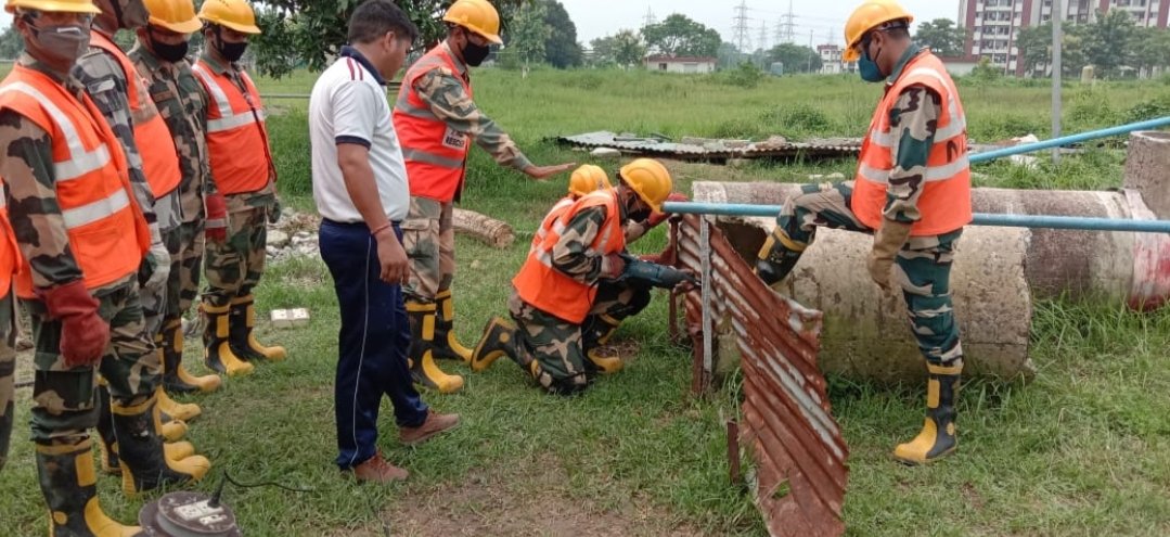 02ndrf's tweet image. #ActOrTrain
#TeamNDRF with #StateAdministration
#TeamNdrf is now in #ActionMode as well #ToTrainMode
#ReliefRescue in #FloodAffectedAreasOfWestBengal as well conducting #CommunityAwarenessProgramme
#ToTrainCommunity
@satyaprad1
@ndmaindia
@NDRFHQ
@PTI_News 
@ANI
@wbdmcd