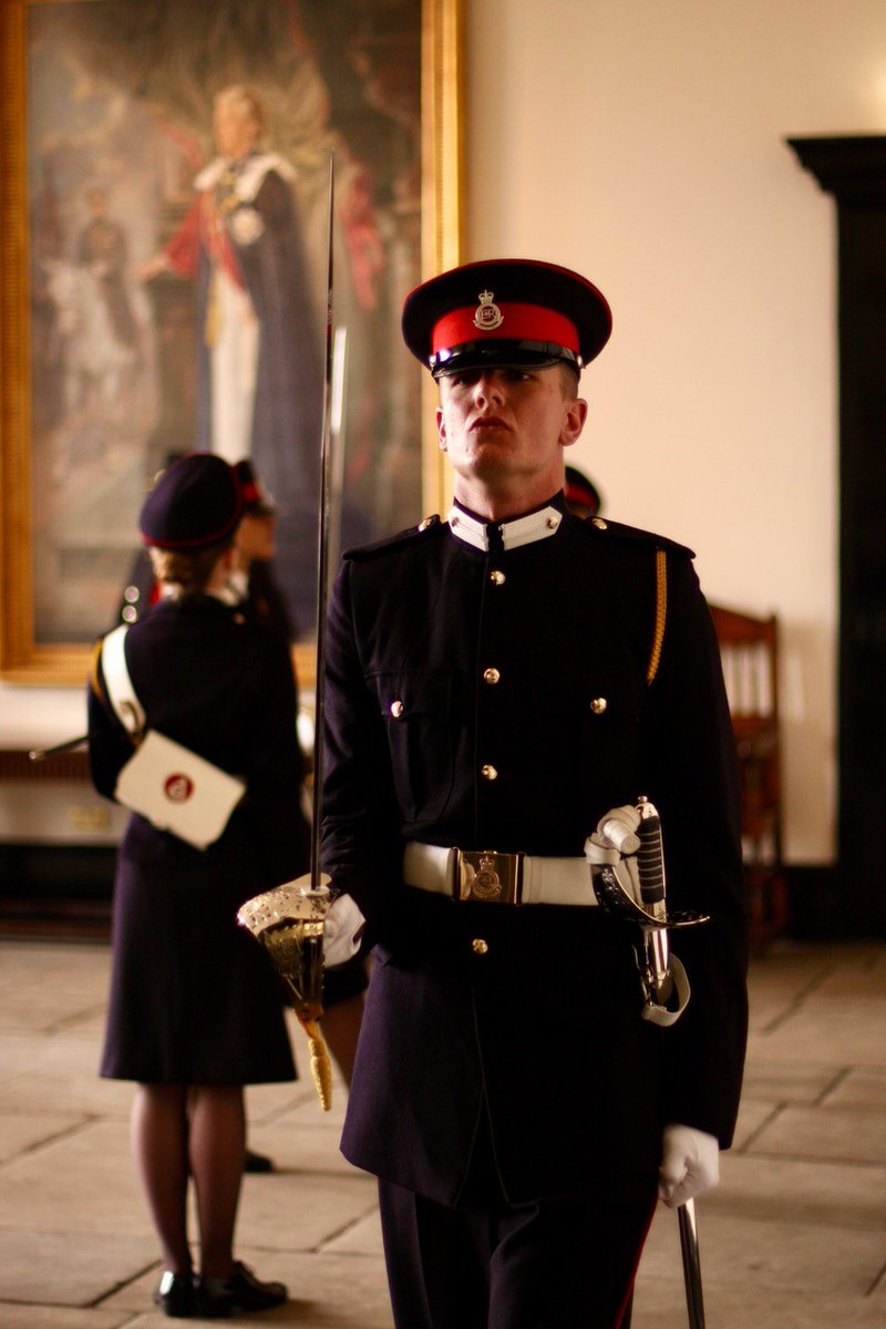 Deutsches_Heer's tweet photo. 🇬🇧 Auszeichnung für 🇩🇪 #Offizieranwärter. Fähnrich Hilscher ist bester ausländischer Kadett an der @RMASandhurst. 22 Länder – 42 internationale #Soldaten: Am Ende brilliert, wie im letzten Jahr, ein #Heer|esuniformträger. Ihm wird das International Sword verliehen. Gratulation! https://t.co/mEKELZUbwA