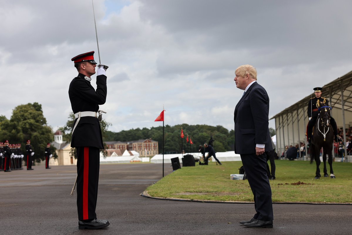 Deutsches_Heer's tweet photo. 🇬🇧 Auszeichnung für 🇩🇪 #Offizieranwärter. Fähnrich Hilscher ist bester ausländischer Kadett an der @RMASandhurst. 22 Länder – 42 internationale #Soldaten: Am Ende brilliert, wie im letzten Jahr, ein #Heer|esuniformträger. Ihm wird das International Sword verliehen. Gratulation! https://t.co/mEKELZUbwA