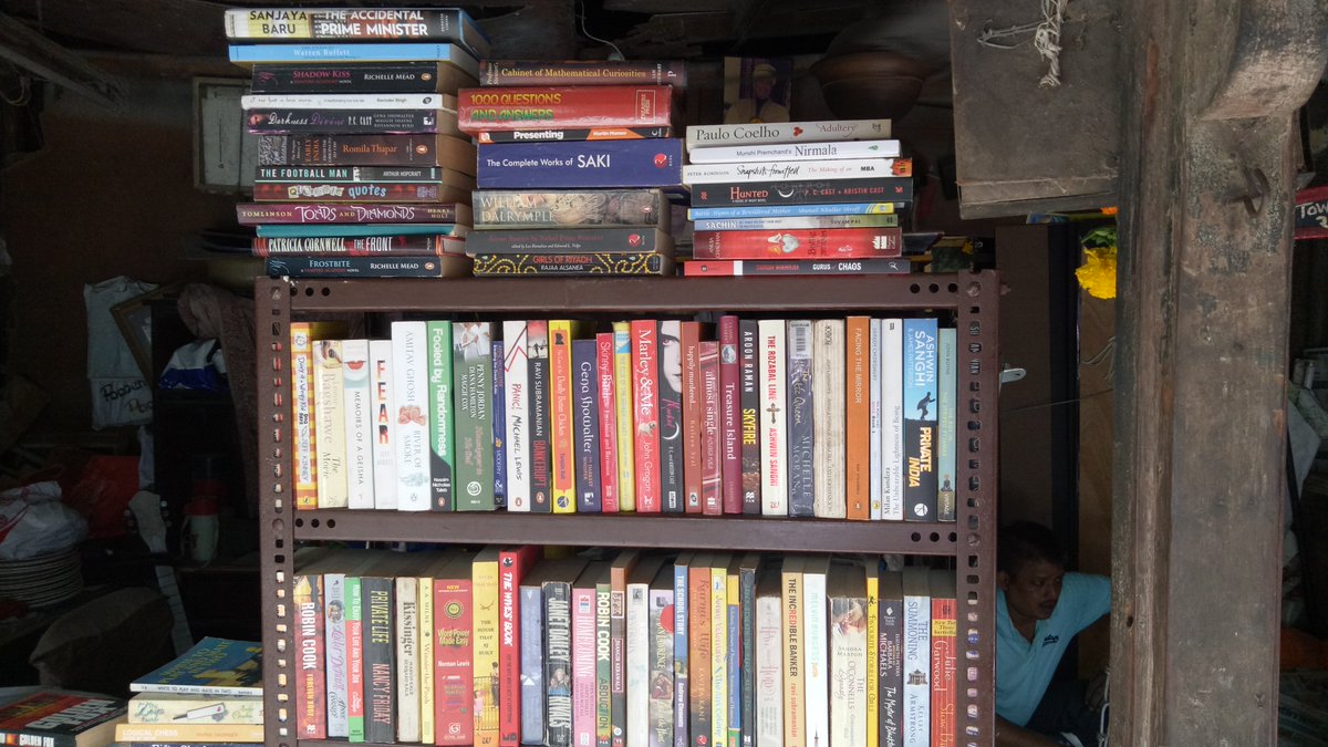 firozeshakir's tweet photo. only two second hand bookstalls remain in #warodaroad #bandra https://t.co/L9Kv63teod