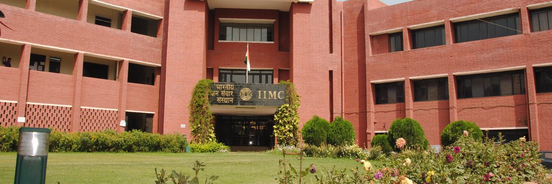 Akanksha__aks's tweet photo. From months of research, ideation, creation, collaboration, co-operation, synergy, hard work, and visualisation to the last 1 hour of anticipation.
One hour to go for the official launch of The Baton'21. #thebatoniimc #BatMag 
@IIMC_India @AnubhutiYadava @ProfSanjay_IIMC https://t.co/IRl5eElRdc