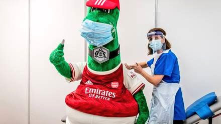 London: head down to <a href="/Arsenal/">Arsenal</a> to get the vaccine.

💉 Today until Tuesday 
💉 9.30am - 6.30pm 
💉 Pfizer 1st &amp; 2nd jab 
💉 Book ahead or just walk in 

You do not need to be registered with a GP.

#GunnerGetJabbed #GrabAJab
eventbrite.co.uk/e/covid-vaccin…