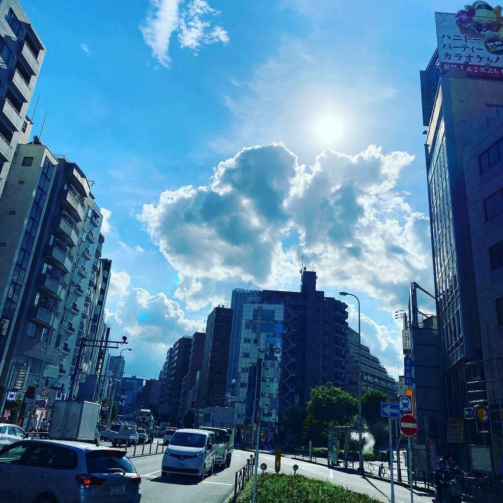 okutabio's tweet photo. 秋立つや何におどろく陰陽師（与謝蕪村）
#そして #立秋 #秋 #秋の雲 #日傘ぐるぐる #僕は退屈 #交差点 #傾き #八月七日 #台風来てるね #気をつけて #猛暑 #酷暑 #葉月 #8月 #コロナウイルス #covid19 #緊急事態宣 #秋立つや #何に #おどろく #陰陽師 #与謝蕪村 https://t.co/mdD8UNFnAO https://t.co/HZcAdGUkde