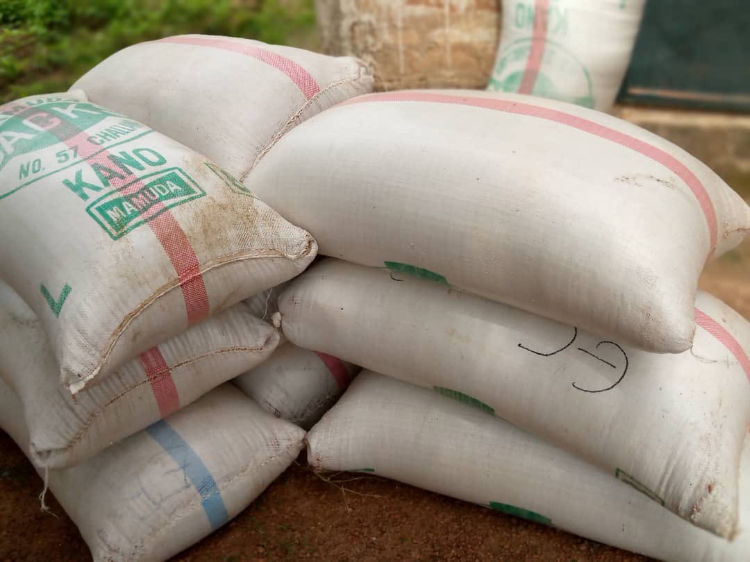 UNDR_Tchad's tweet photo. Une délégation de l’UNDR est venue porter assistance aux sinistrés de Bologo dans la Tandjilé.
Il y a quelques semaines, des pluies torrentielles ont causé de violents dégâts matériels et humains dans cette localité, laissant de nombreuses familles sans abris et sans nourritures. https://t.co/LVpSoOqnSW