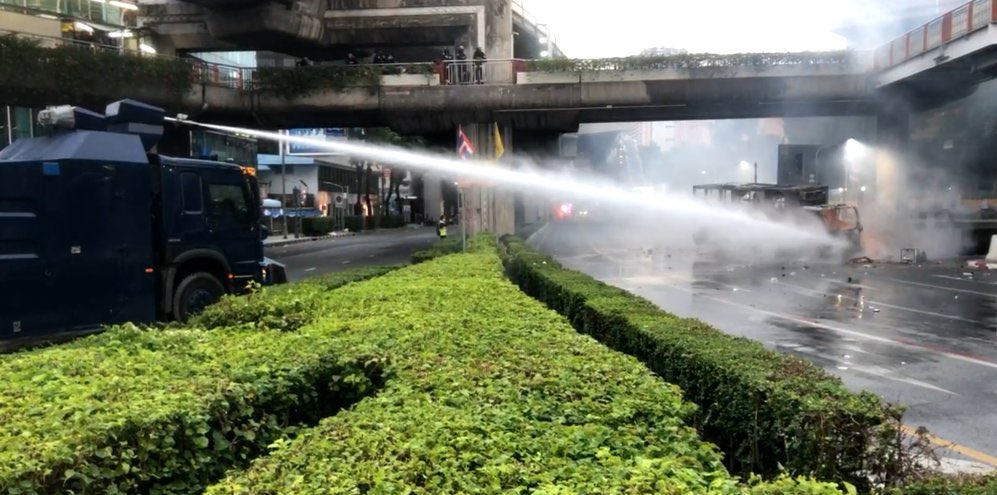 "รถไม่ได้​ออกแบบ​มาเพื่อดับเพลิง" 🤷🏻‍♂️ #ม็อบ7สิงหา