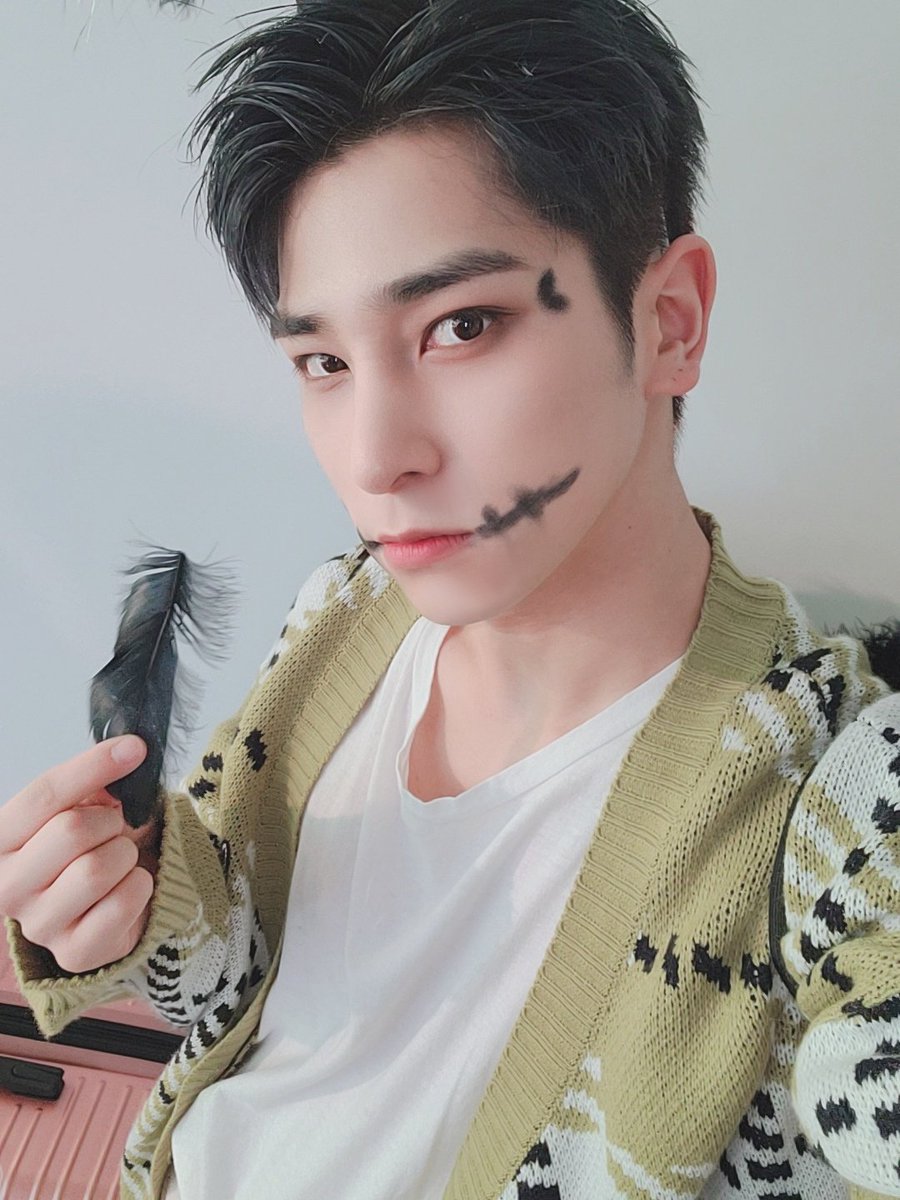 TODAY_LHG's tweet photo. 210430 BAE173 공식 카페 https://t.co/OsM3DlYou3