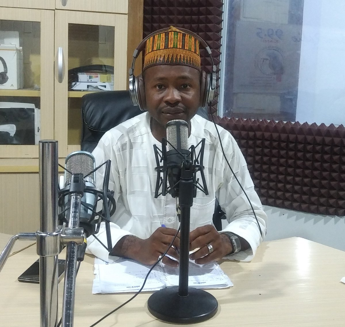 CDDWestAfrica_H's tweet photo. Daga dama Dr. Maude Rabiu Gwadabe ne lokacin da yake sharhi kan "ababen lura game da #LabaranBogi" acikin shirin mu na #ZararBunu da ke tattauna batutuwan da suka shafi kirkira da yada labaran karya. Mu hada hannu dan magance #LabaranBogi @CDDWestAfrica @sanimaikatanga @hamzaish https://t.co/wU1Qt77FPK
