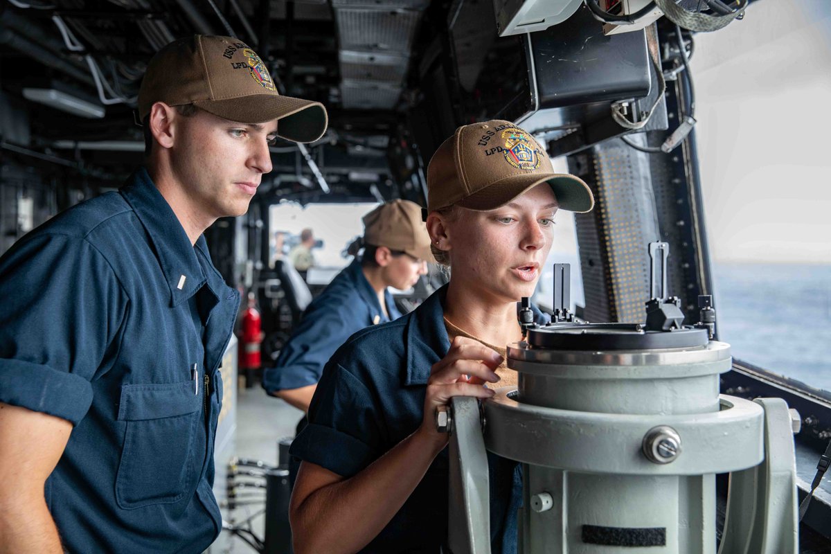 USNavy's tweet photo. Training never stops 💪 ⚓️

@NavalAcademy midshipmen train aboard #USSArlington (LPD 24) while Arlington participates in Large Scale Exercise (LSE) 2021. LSE 2021 will connect high-fidelity training and real-world operations. #NavyReadiness 

📸: MC2 John Bellino https://t.co/zjvYOrwNwT